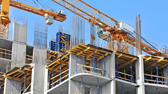 Seitenansicht eines Krans auf einer Baustelle in Münster