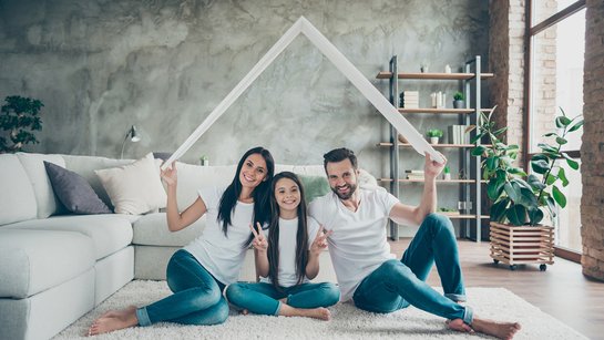 Glückliche Familie im neuen Eigenheim