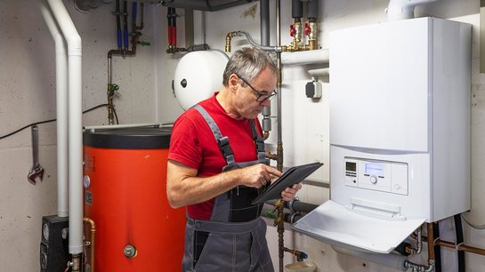 Kontrolle einer Gas-Brennwert-Therme