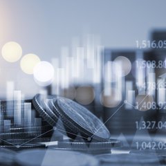 Münzen und Kurs-Charts im Gegenlicht