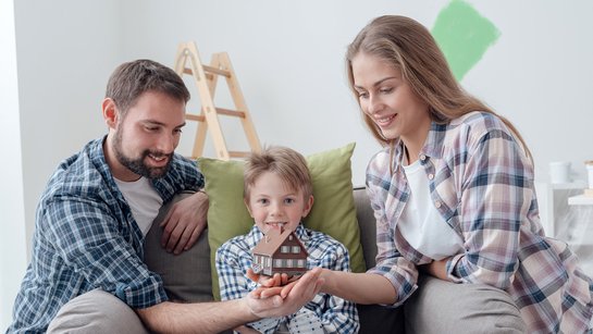 Leichte Entspannung am Bau- und Immobilienmarkt - eine junge Familie freut sich