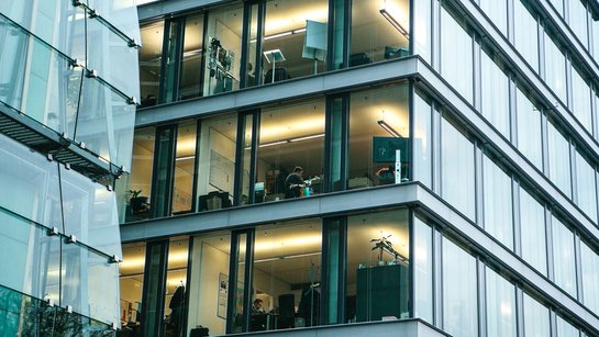 Fensterfront eines moderenen Bürogebäudes