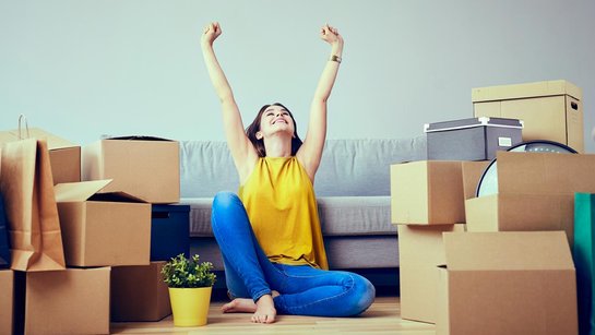 Glückliche Studentin nach Einzug in die erste Wohnung in Münster