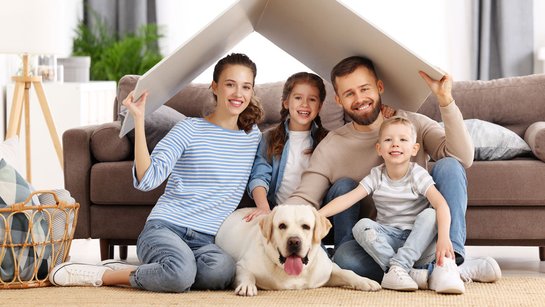 Familie in klimafreundlichem Neubau – gefördert durch KfW