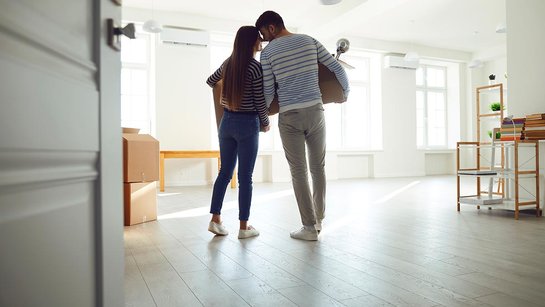 Pärchen zieht in münsteraner Mietwohnung ein