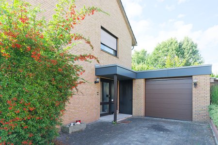 Hauseingang mit Garage
