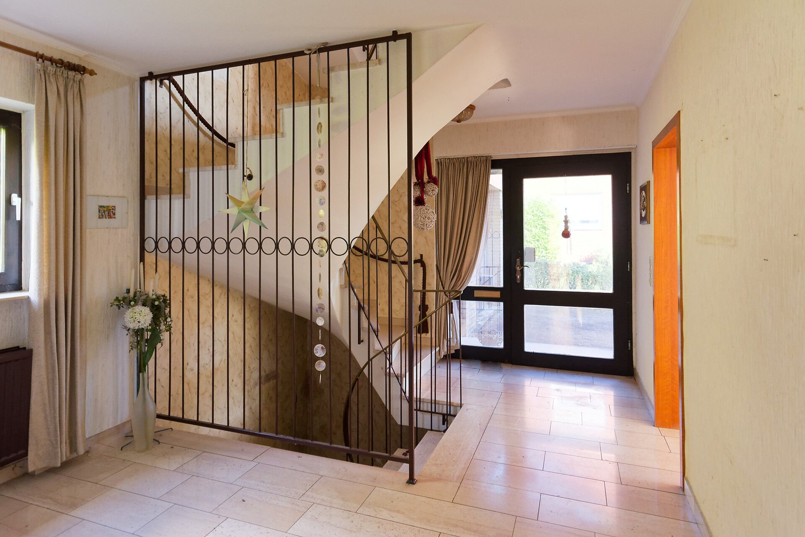 Eingang mit Treppe