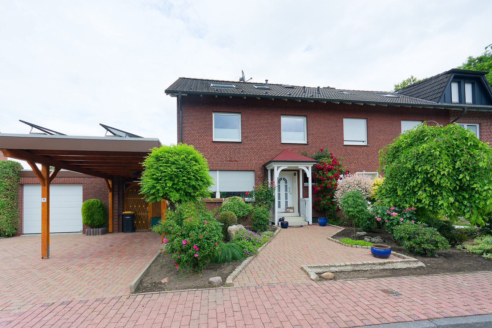 Vorderansicht mit Garage 