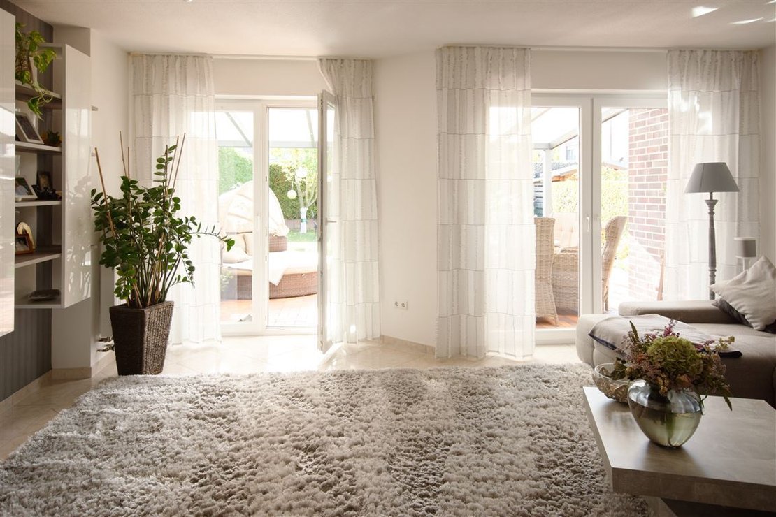 Wohnzimmer mit Blick zur Terrasse